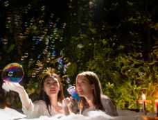 《我们的秘密》浴缸剧照