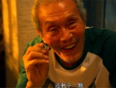 《鱿鱼游戏》1号老头是怎么死的