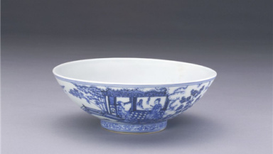 故宫馆藏青花鸣凤在竹仕女游园图碗