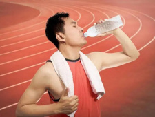 夏天剧烈运动后不能喝冰水的原因