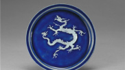 故宫馆藏景德镇窑蓝釉白龙纹盘
