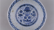 故宫馆藏青花加金彩缠枝苜蓿花纹碗
