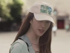 《玫瑰的故事》为什么玫瑰愿意去上海而不愿意去法国