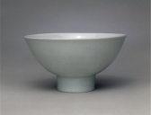 故宫馆藏甜白釉暗花缠枝莲托八吉祥纹碗