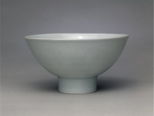 故宫馆藏甜白釉暗花缠枝莲托八吉祥纹碗