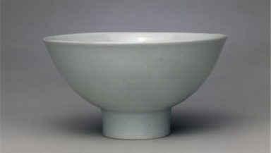 故宫馆藏甜白釉暗花缠枝莲托八吉祥纹碗