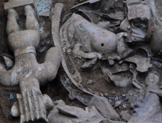 三星堆着裙立发人像