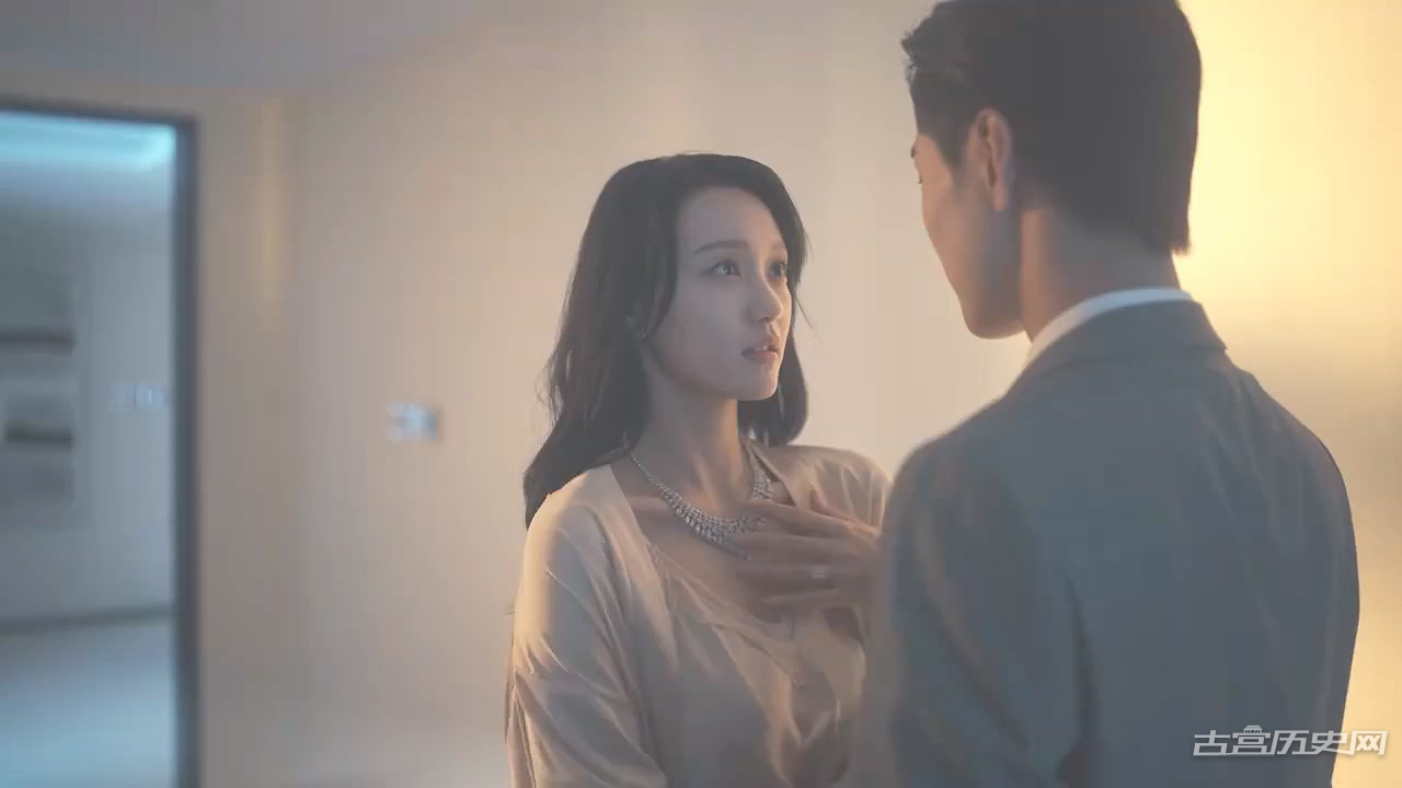 《向她逆光而来》第1集分集剧情介绍