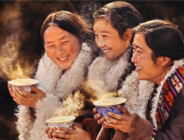 在西藏喝酥油茶的礼仪