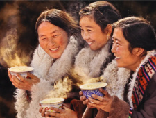 在西藏喝酥油茶的礼仪