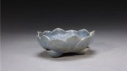 故宫馆藏宜兴窑仿钧天蓝釉莲花式洗