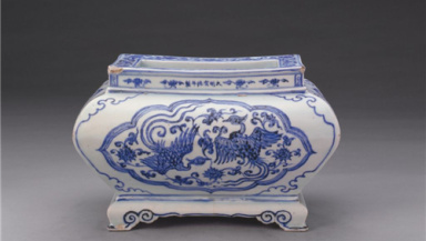 故宫馆藏青花菱形开光双凤穿莲花纹长方炉