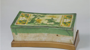 故宫馆藏绿釉三彩划花人物纹长方枕