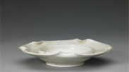 故宫馆藏定窑白釉荷叶式盏托