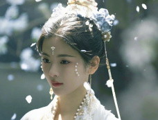 《墨雨云间》脸上贴的是什么