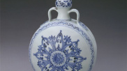 故宫馆藏青花阿拉伯花纹绶带耳葫芦扁壶