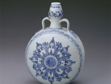 故宫馆藏青花阿拉伯花纹绶带耳葫芦扁壶