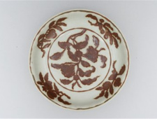 故宫馆藏白地酱彩花果纹盘