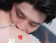 短剧《亿万总裁的双面娇妻》剧情