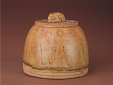 故宫馆藏青釉刻划莲瓣纹兔钮权