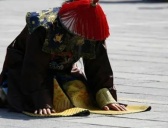 清朝官员下跪时甩袖子的原因