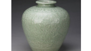故宫馆藏龙泉窑青釉凸花缠枝莲纹尊