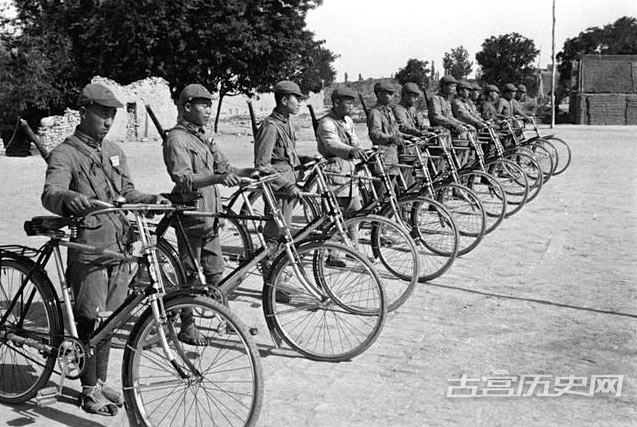 1936年5月2日回师河西，至5月5日，全部返回陕北延长、延川、永坪地区。当日，中国红军革命军事委员会发表《停战议和一致抗日通电》。图为装备美式枪械的“抗日先锋军”。