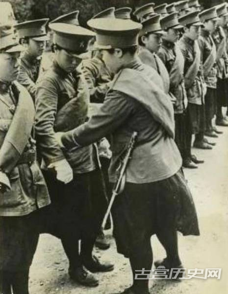 抗日战争时，她们是沦陷区里的女警官。同是中穿制服的中国人，与图为不明年代，不明地点；民国老照片，女警队伍整装待发。