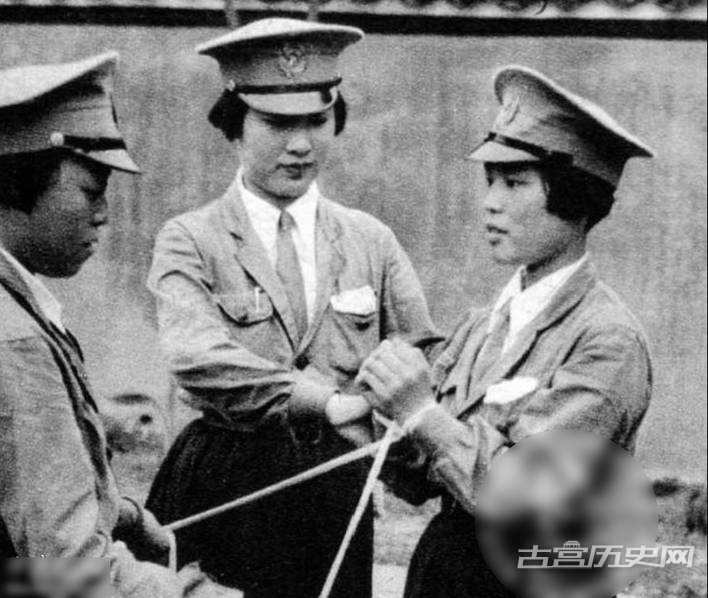 沦陷时期南京女警察接受捆绑囚犯的训练。事实上，处境尴尬的她们又何尝不是为绑缚在日伪政权战车上的蝼蚁呢。