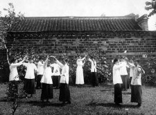 999朵玫瑰：中国最早的女大学生