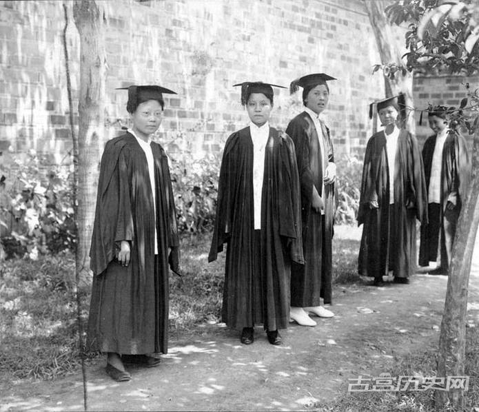 1919年，金陵女子大学的第一届毕业生。