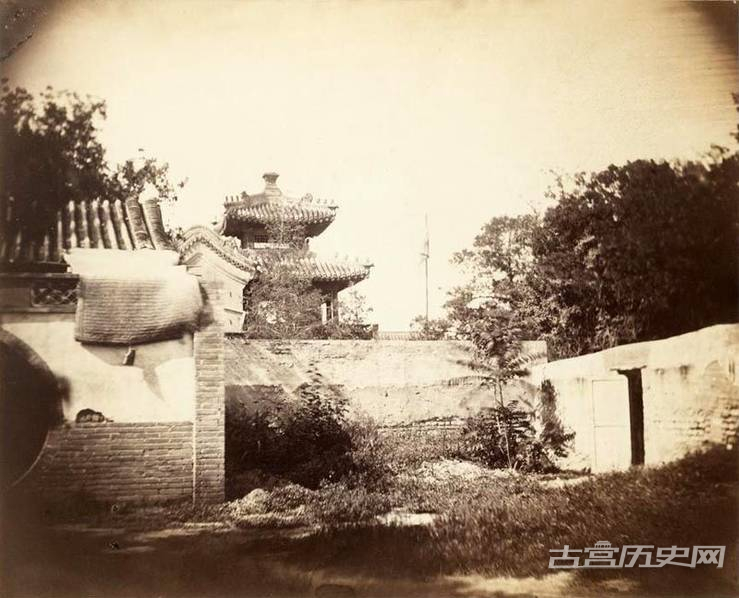 雒魏林（William W.Lockhart）是一位著名的英国医药传教士。鸦片战争时，他就随英国远征军到达浙江定海。1843、1844年，他先后在舟山、上海设立诊所。图为北京城内一处亭阁和围墙。