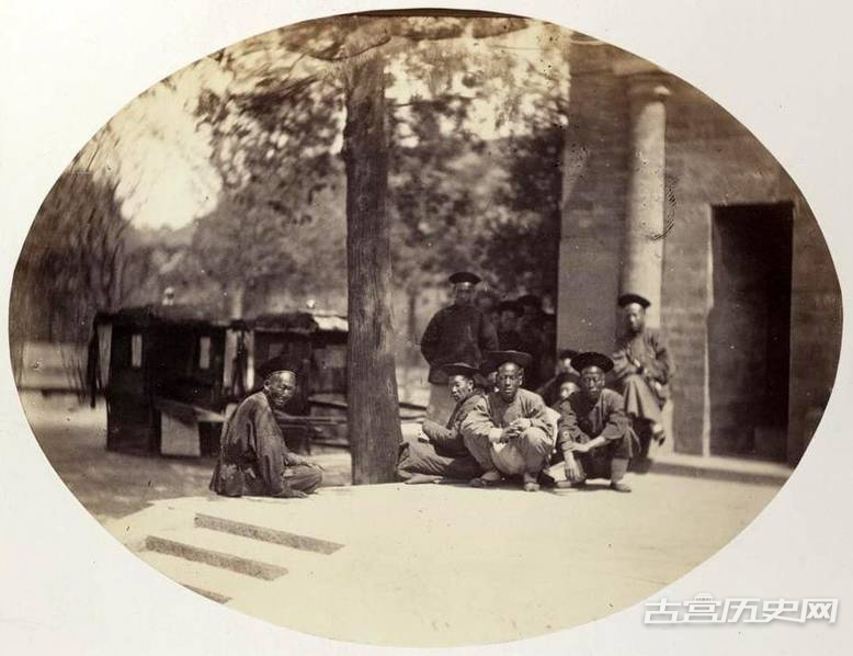 1861年，雒魏林任英国驻华使馆医生，他便又在北京设立了第一所基督教会医院，此即后来北京协和医院的前身。1864年，雒魏林回国。图为等待主人的轿夫。
