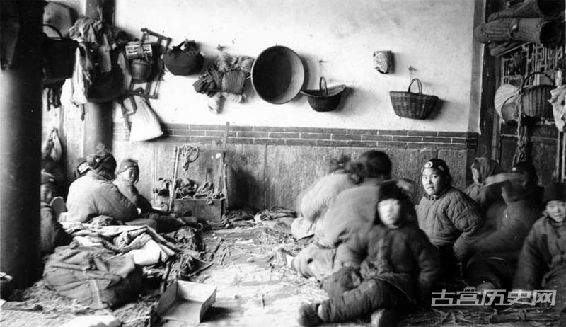 饥荒难民营内部的情景，部分妇孺被安排在房屋内。