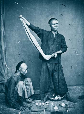 街头赌博者（1871年，约翰·汤姆森摄）。