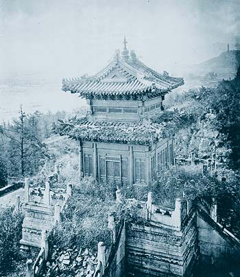 颐和园的万寿山。（1871年，约翰·汤姆森摄）