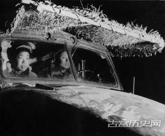 活跃在朝鲜战场上的运输兵，为躲避敌机轰炸只能选择夜间开车。