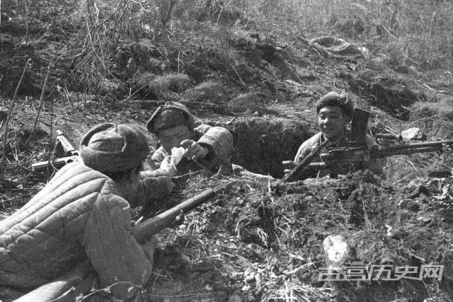 朝鲜前线，驻守散兵坑的中国机枪小组一员刚刚收到后方传来的家信，显得有些兴奋。