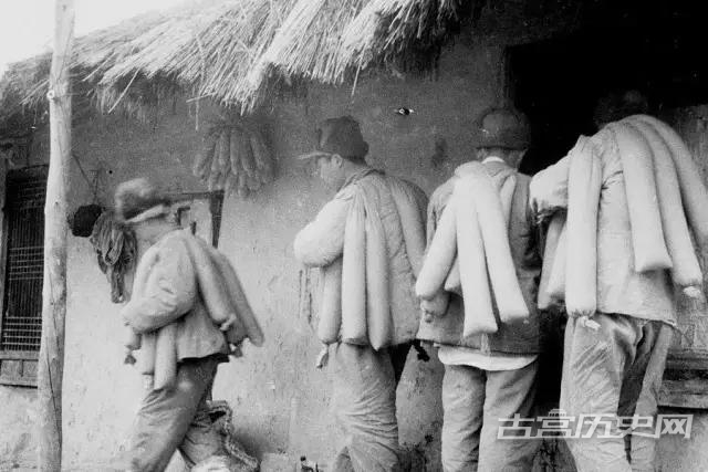 中国军队入朝作战初期，几名士兵正在领取物资，每人都身背多条干粮袋。最初入朝的中国军队几乎没有后勤保障可言，他们被要求携带尽可能多的补给。