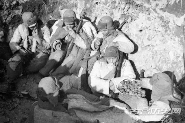 正在战壕里分食土豆的中国士兵，中国军队的向南推进使本来就很孱弱后勤线更加不堪重负。