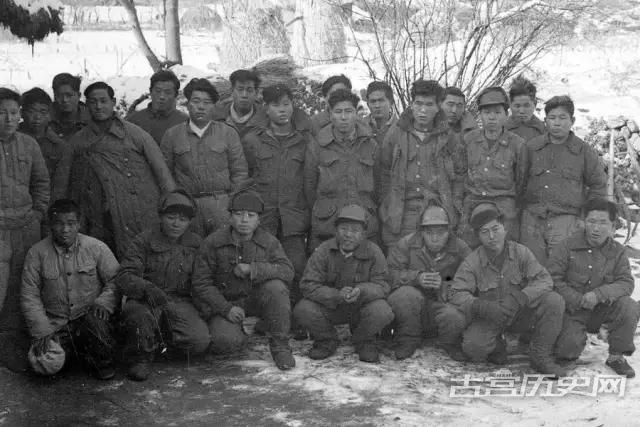 一支向中国军队投降的韩军部队士兵的合影，他们多数人表情很复杂。