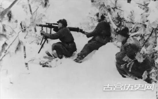 上甘岭战役中，无坐力炮炮手在向敌射击。