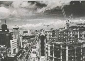 照片是上个世纪90年代中期拍摄的，画面右侧那座正在建设中的高大建筑就是现在的赛格广场。