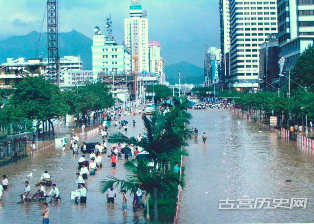 90年代初期，台风后的深圳，左边是电信大厦，右边是粤海酒店，百货大楼还没呢。