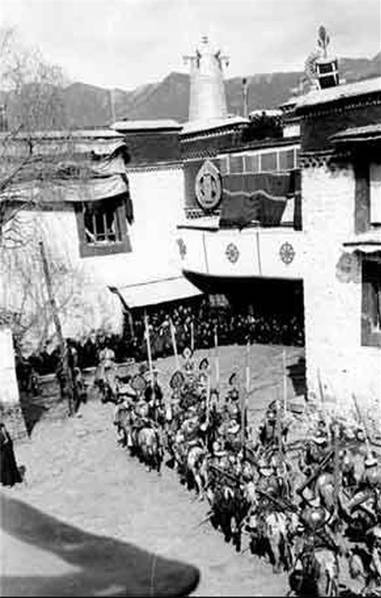 西藏地区由于相对落后，到了民国时期，当地土司的卫队还保留了相当数量的以使用冷兵器为主要作战方式的骑兵，成为生活在近代化世界的“中世纪”骑兵部队。
