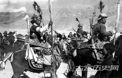 西藏某位土司的“中世纪”骑兵部队。虽然已经开始装备枪支等热兵器，但其作战思路和方式还停留在冷兵器时代，枪械在这些“中世纪”骑兵眼中不过是更好用的弓弩罢了。
