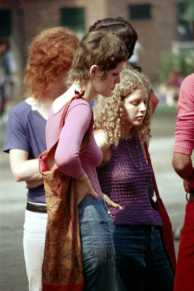 这组拍摄于上世纪70年代初的波士顿街头年轻人，多是当时的大学生，他们都在一定程度上受到了嬉皮文化的影响，向往自由，无拘无束，营造出浪漫的意象。