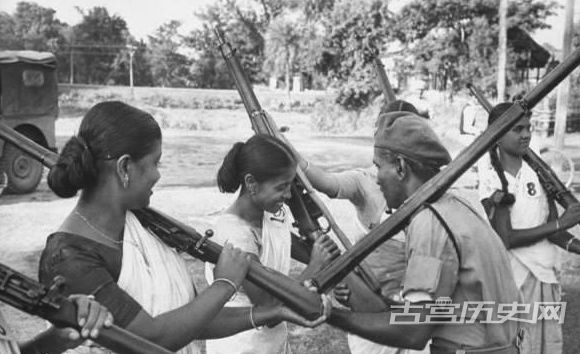 中印对峙时期的印度民兵训练旧照。