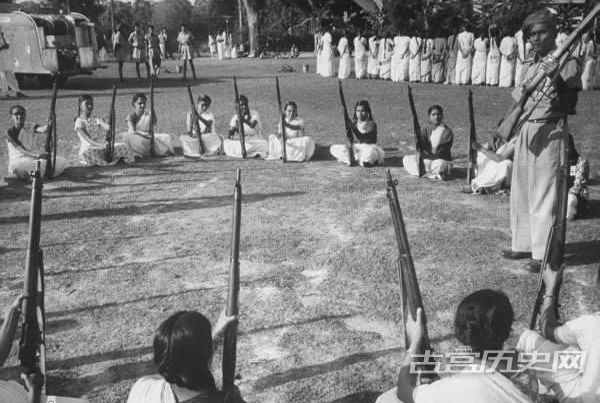 中印对峙时期的印度民兵训练旧照。