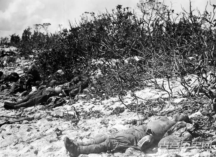1943年12月初，美军开始对马绍尔群岛实施大规模空袭，登陆前两天进行航空火力和舰炮火力准备，全歼岛上日军航空兵和作战舰艇，摧毁大部分永备工事，给日军以重大杀伤。